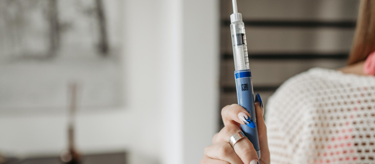 La bomba de insulina está diseñada para el suministro de insulina, a regímenes establecidos y variables, para el control de la diabetes