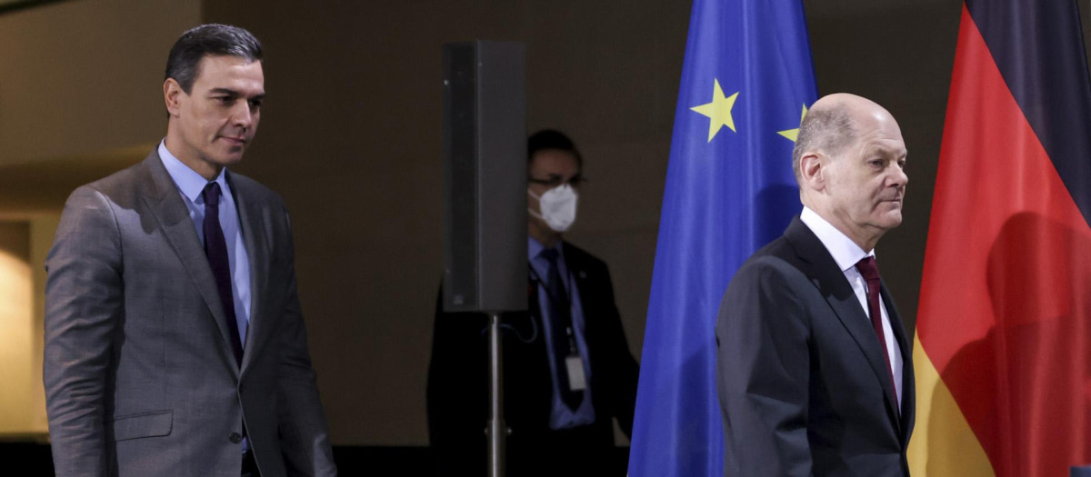 El presidente, Pedro Sánchez, junto al canciller alemán, Olaf Scholz