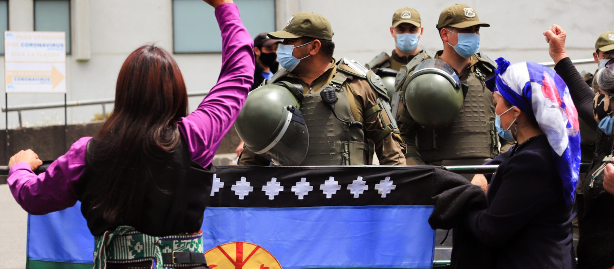 Mapuches manifestándose frente a militares chilenos