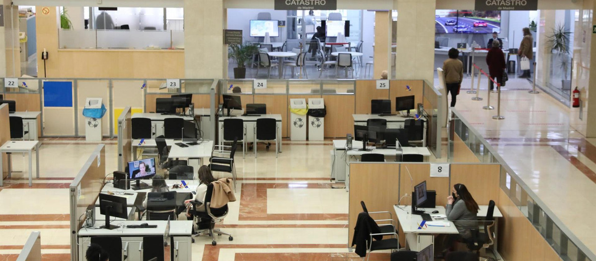 Varios empleados en una oficina de la Agencia Tributaria en plena Campaña de la Renta 2021