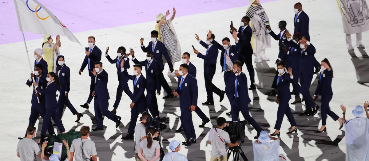 los miembros del equipo olímpico de refugiados mientras desfilan durante la ceremonia de inauguración de los Juegos Olímpicos de Tokio 2020