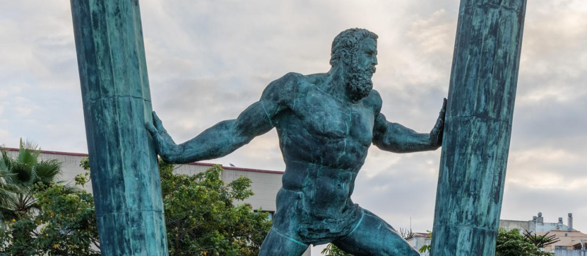 Hércules separando las columnas. Estatua situada en Ceuta