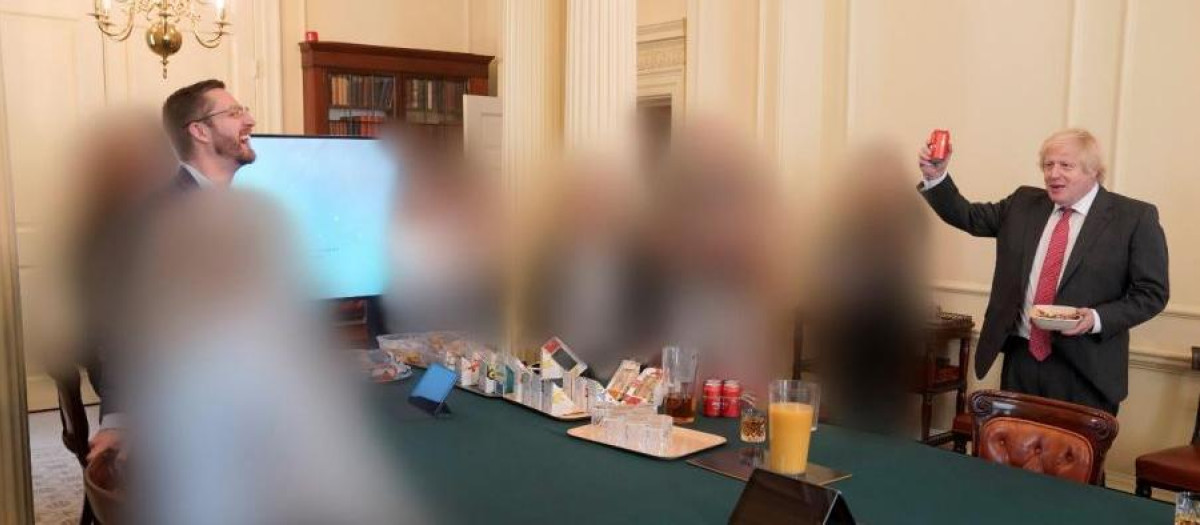 El primer ministro británico, Boris Johnson, durante su fiesta de cumpleaños en plena pandemia
