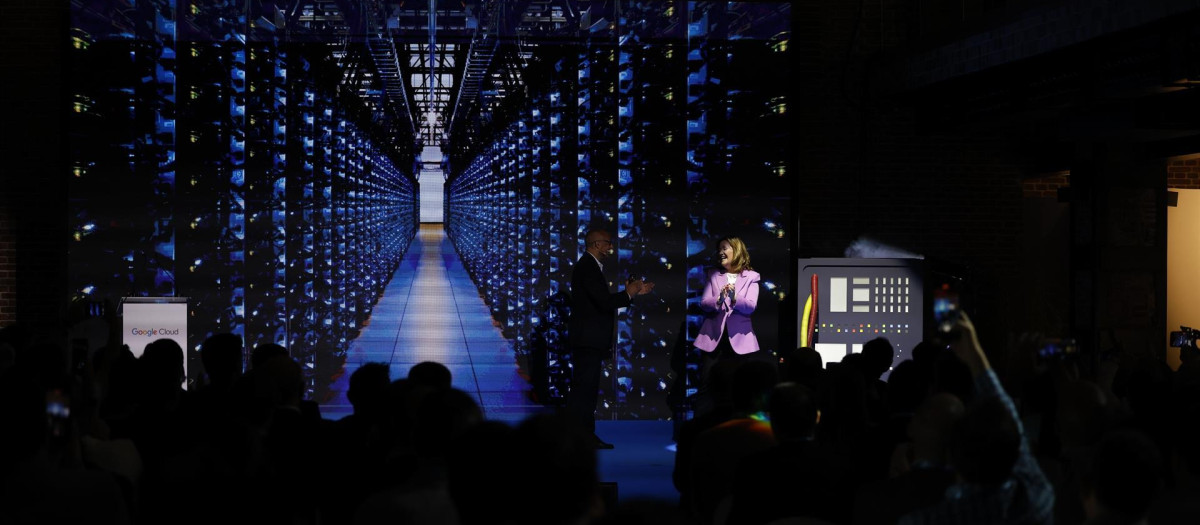 El director general de Gogle Cloud Iberia, Isaac Hernández, y la presidenta internacional del grupo, Adaire Fox-Martin, durante la inauguración de la región cloud de la tecnológica en Madrid este miércoles 25 de mayo de 2022
