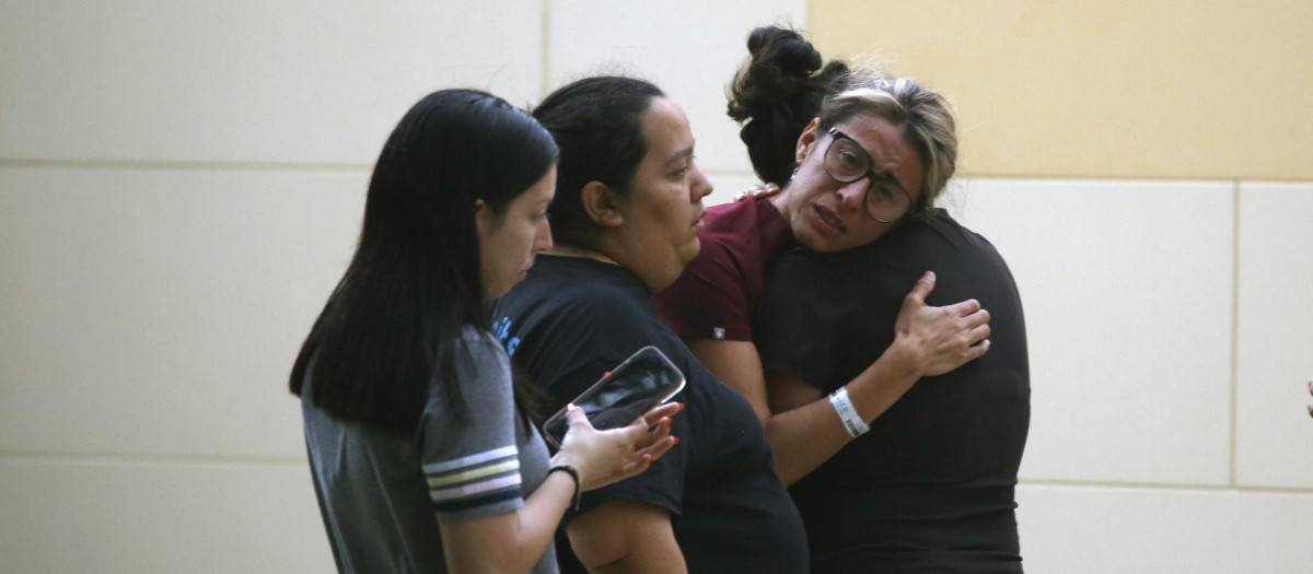 Los vecinos de Uvalde (Texas) reaccionan al tiroteo masivo producido este martes una escuela primaria de la localidad