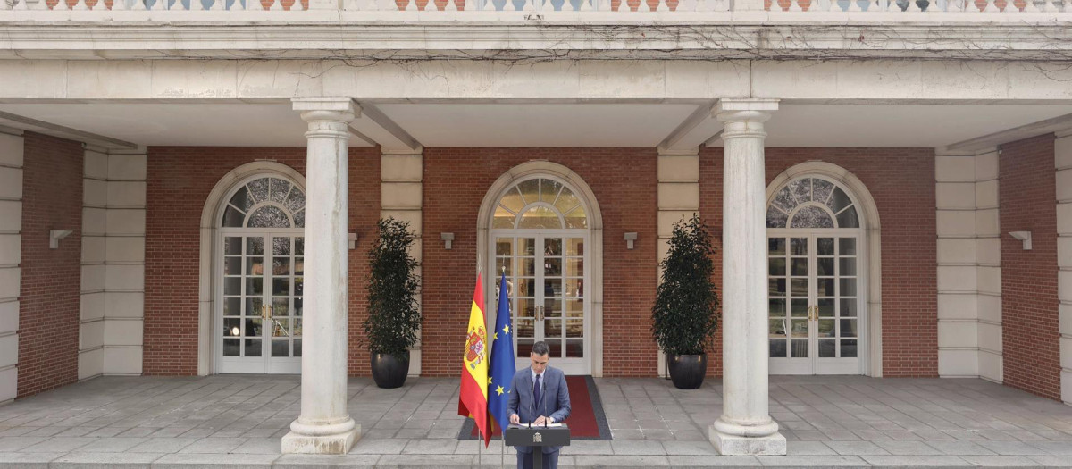 El presidente del Gobierno, Pedro Sánchez, durante una comparecencia frente al Palacio de La Moncloa
