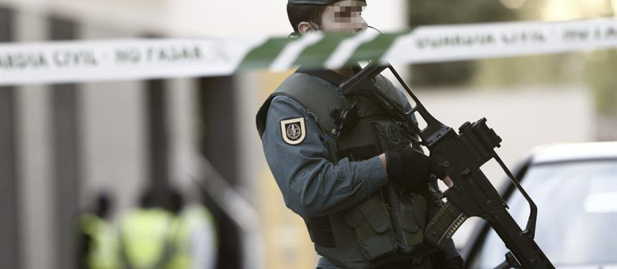 Un guardia Civil durante una operación antiterrorista en Burlada, Navarra, en 2013