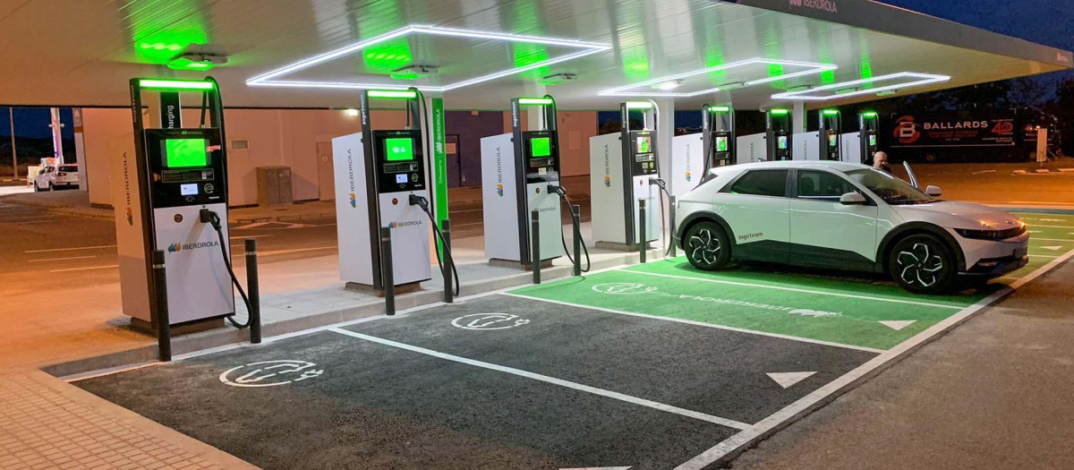 El número de electrolineras es aún muy escaso en España