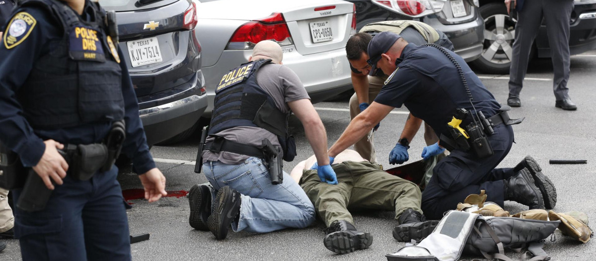 Un grupo de policías atiende al responsable de un tiroteo en Dallas en 2019