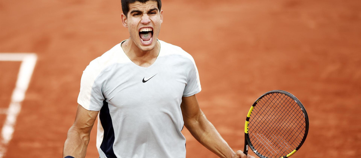 El tenista español Carlos Alcaraz celebra su pase a la tercera ronda de Roland Garros