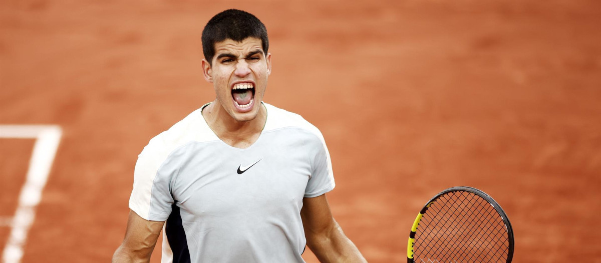 El tenista español Carlos Alcaraz celebra su pase a la tercera ronda de Roland Garros