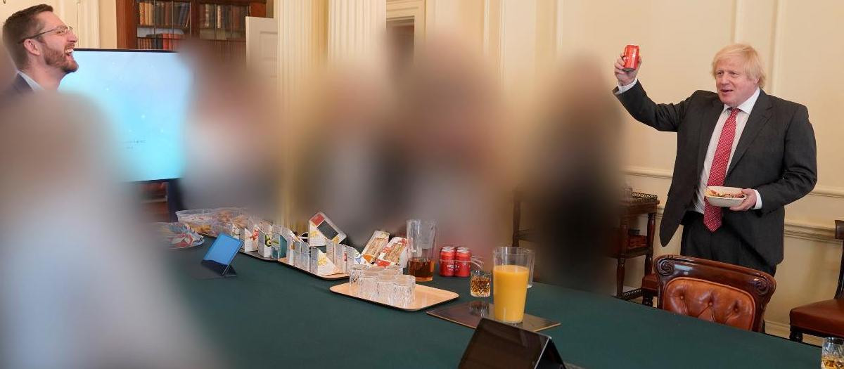 El primer ministro británico, Boris Johnson, durante una fiesta clandestina en Downing Street