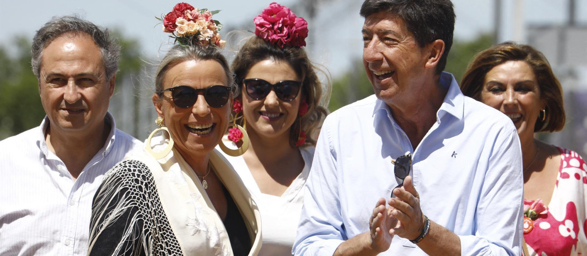 El candidato de Ciudadanos (CS) a la Presidencia de la Junta de Andalucía, Juan Marín, junto a militantes del partido en la Feria de Córdoba