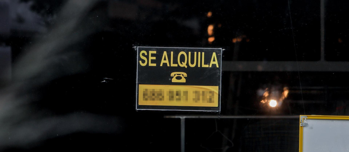 Un cartel de un alquiler, a 18 de enero de 2021, en Madrid