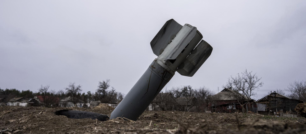 La cola de un misil sobresale en una zona residencial de Yahidne, cerca de Ucrania