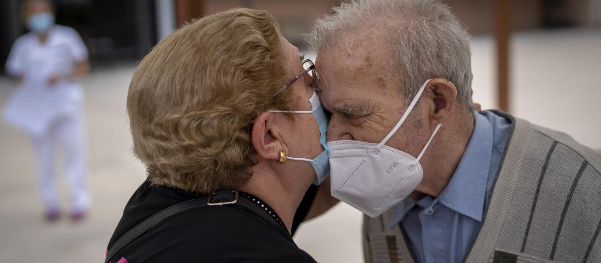 Agustina besa a su marido Pascual en una residencia de ancianos de Barcelona en agosto de 2021