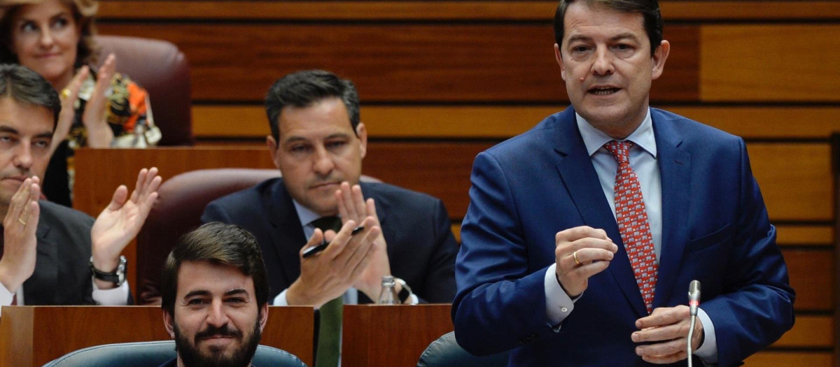 Alfonso Fernández Mañueco, junto a Juan García-Gallardo en la Junta de Castilla y León