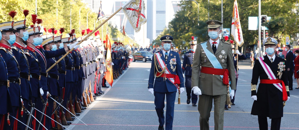El Rey pasa revista a los participantes en el desfile de la Fiesta Nacional de 2021