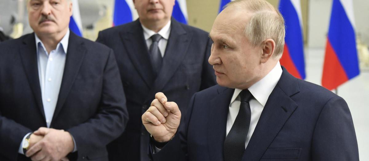 El presidente de Rusia, Vladimir Putin y su homólogo bielorruso, Aleksndr Lukashenko (izqda.), el pasado mes de abril