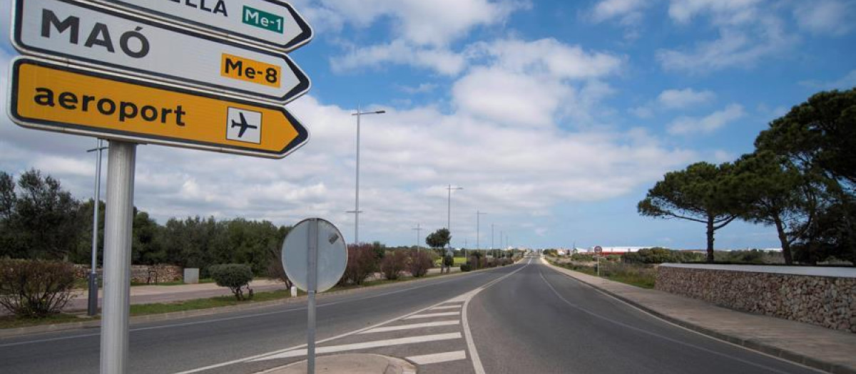 Carteles en menorquín, en la carretera Me 8 Sant Lluís -Mahón, en Menorca, Baleares