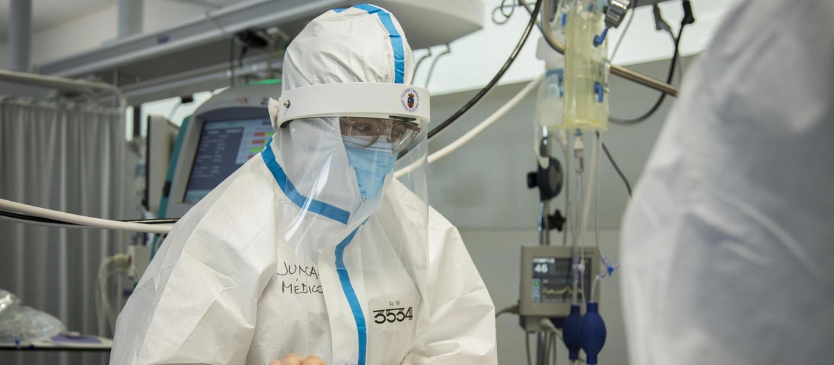 Una persona lleva un EPI para visitar a un paciente durante la pandemia del coronavirus