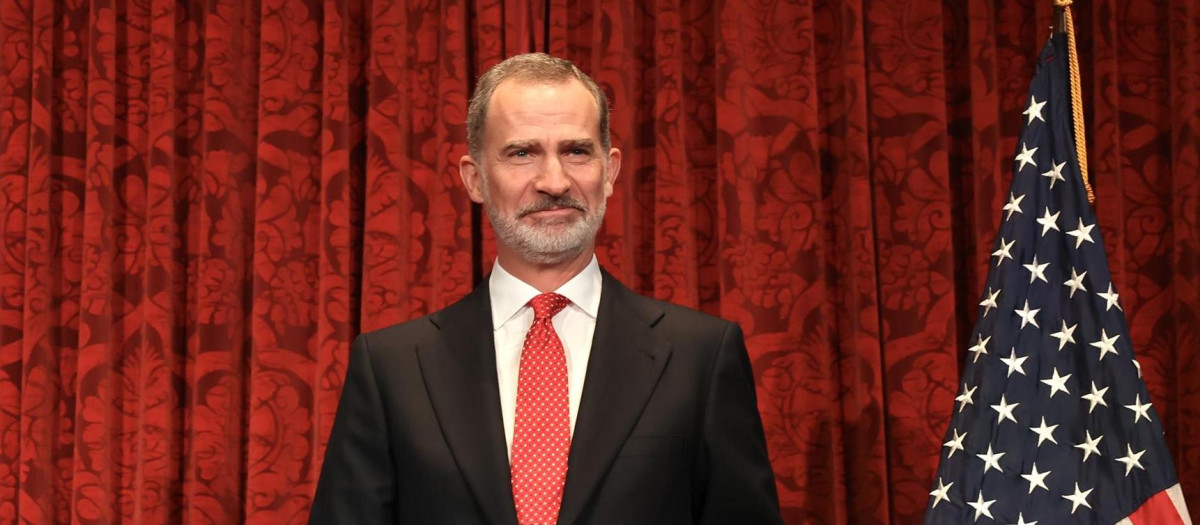 Felipe VI, sosteniendo la Medalla de la Foreign Policy Association, en Nueva York