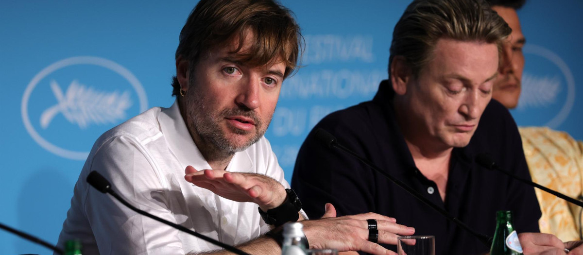 Albert Serra, a la izquierda, director de Pacifiction