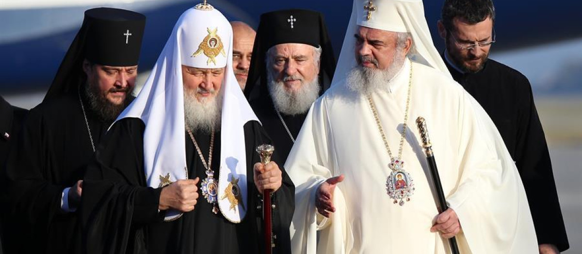 El patriarca de la Iglesia ortodoxa rusa Kirill junto al Patriarca Daniel Ciobotea, jefe de la Iglesia ortodoxa rumana