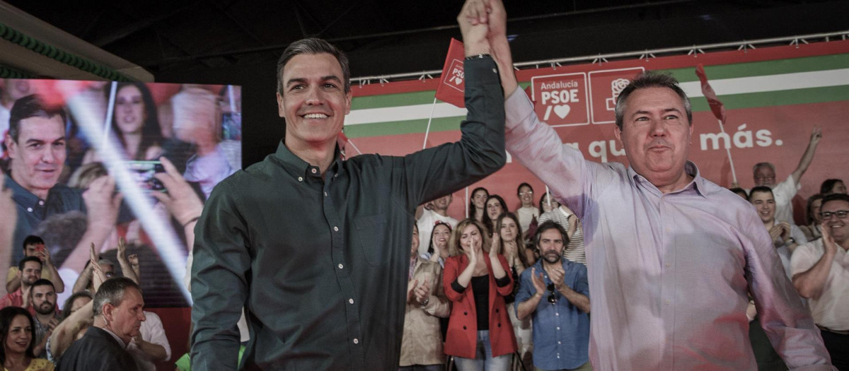 El presidente del Gobierno, Pedro Sánchez (i), y el candidato socialista a la Presidencia de la Junta de Andalucía, Juan Espadas (d), saludan a los asistentes al acto de la precampaña de las elecciones autonómicas del 19 de junio que el PSOE de Andalucía celebra hoy en el Recinto Ferial de Dos Hermanas (Sevilla)