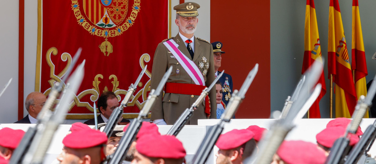 Casi 330 soldados han desfilado frente a Felipe VI y dona Letizia