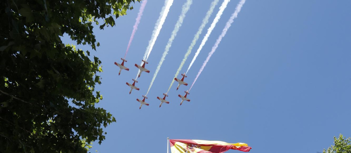 La Patrulla Águila pasa por encima de la bandera