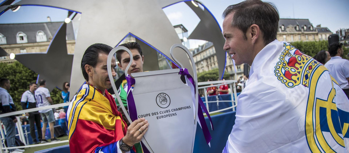 Los aficionados blancos ya se hacen notar desde París