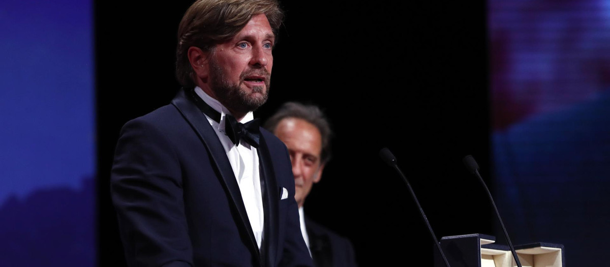 El director sueco Ruben Ostlund habla en el escenario después de ganar la Palma de Oro por la película 'Triangle of Sadness'