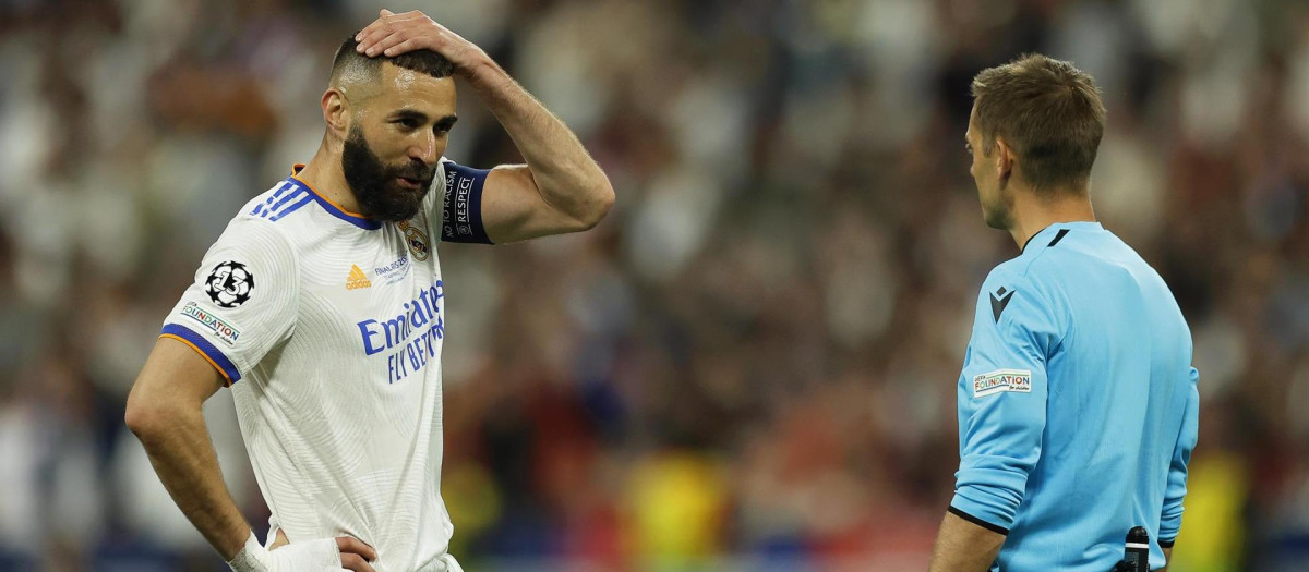 Benzema protesta al árbitro la decisión del VAR