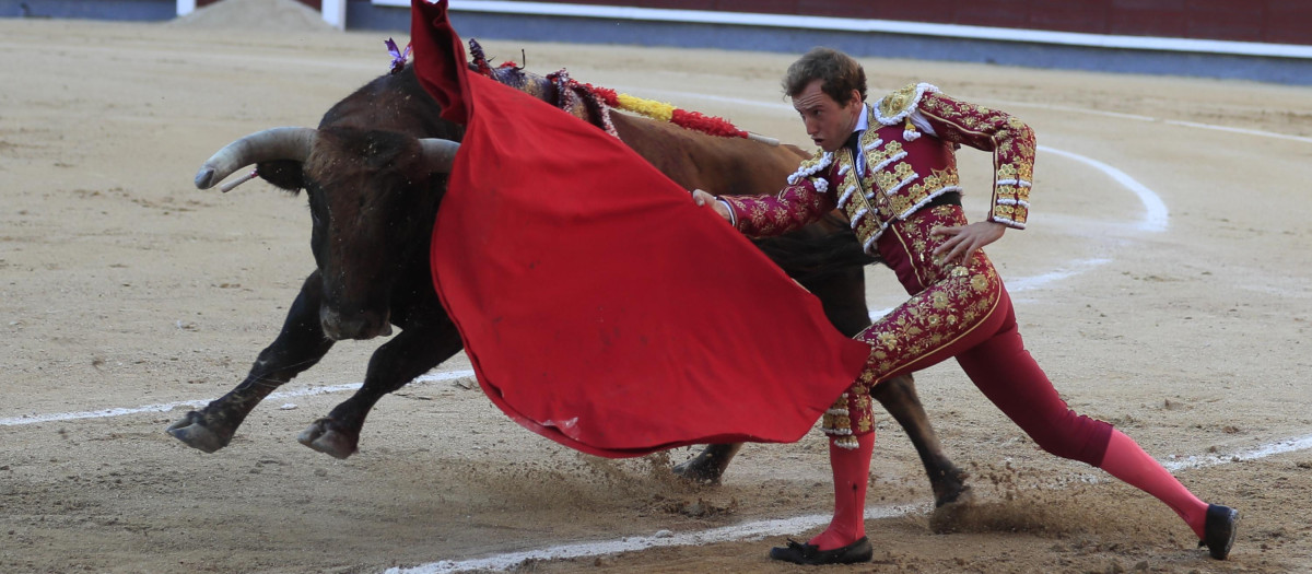 El diestro Román Collado en su faena durante la corrida de la Feria de San Isidro celebrada este sábado