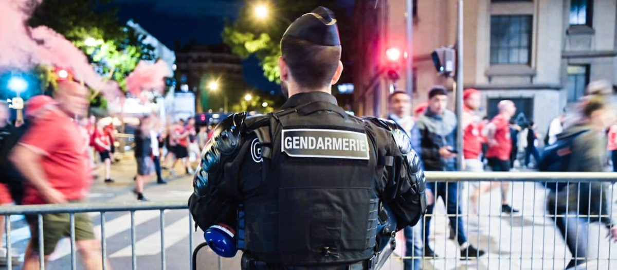 Agente de la Prefectura de Policía de París durante el partido de la final de la Champions entre el Liverpool y el Real Madrid..

La Prefectura de Policía francesa ha informado este domingo de la detención de 68 personas después de que varios cientos de aficionados del Liverpool intentasen acceder con entradas falsas a la final de la 'Champions League' que se jugaba este sábado en el Stade de France.

DEPORTES EUROPA FRANCIA EUROPA INTERNACIONAL
PREFECTURA DE POLICÍA DE PARÍS