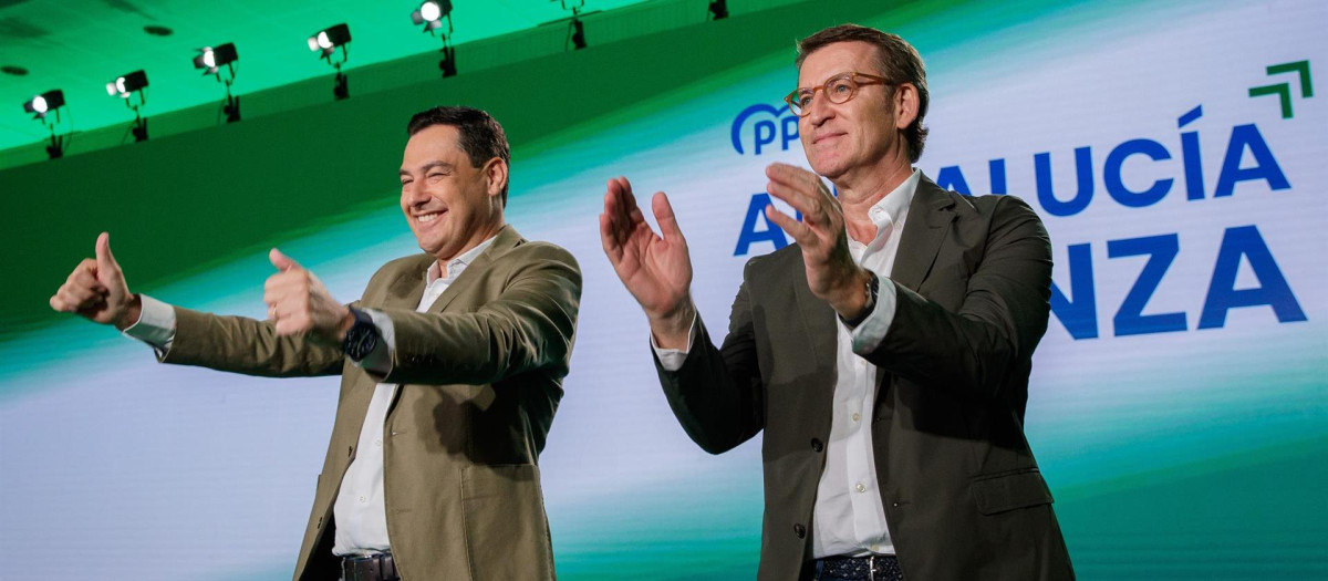 El líder del PP, Alberto Núñez Feijóo (d), y el presidente de la Junta y candidato a la reelección, Juanma Moreno, saludan a los asistentes a un acto público del partido en la precampaña de las elecciones andaluzas que celebran este domingo en Sevilla.