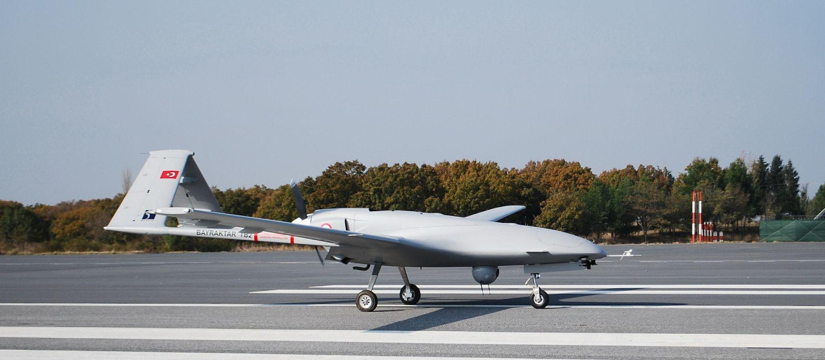 Dron militar del modelo Bayraktar TB2 fabricado en Turquía