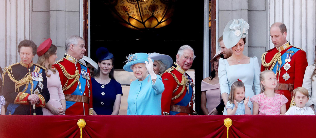 Queen Elizabeth II, Prince William, Princess Kate and Prince George, Princess Charlotte Prince Charles, Camilla, Duchess of Cornwall, Prince Harry and Meghan, Duchess of Sussex, Princess Anne Prince Edward Princess Eugenie and Princess Beatrice at the balcony of Buckingham Palace in London, on June 09, 2018, to attend Trooping the colour, the Queens birthday parade Photo : Albert Nieboer / Netherlands OUT / Point de Vue OUT - NO WIRE SERVICE - Photo: Albert Nieboer/Royal Press Europe/RPE