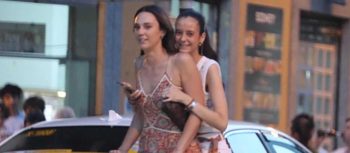 Victoria Federica, en un patinete eléctrico por las calles de Madrid con su amiga Rocío Laffón este pasado 28 de mayo de 2022
