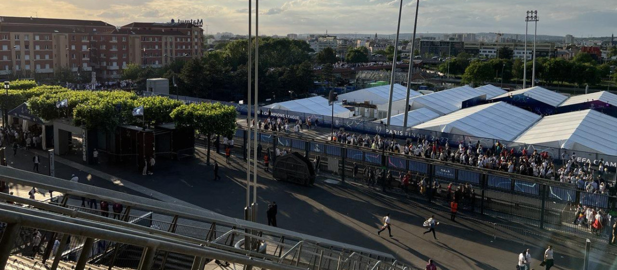 Aficionados del Real Madrid en los accesos al estadio, al fondo el lugar conflictivo