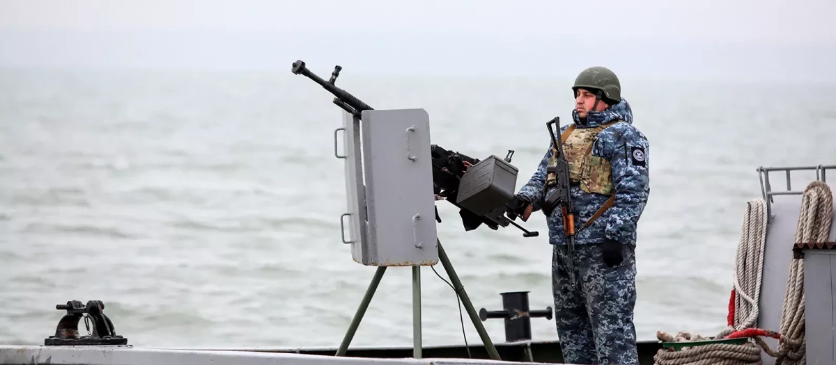 Un militar ucraniano patrulla cerca de Mariúpol
