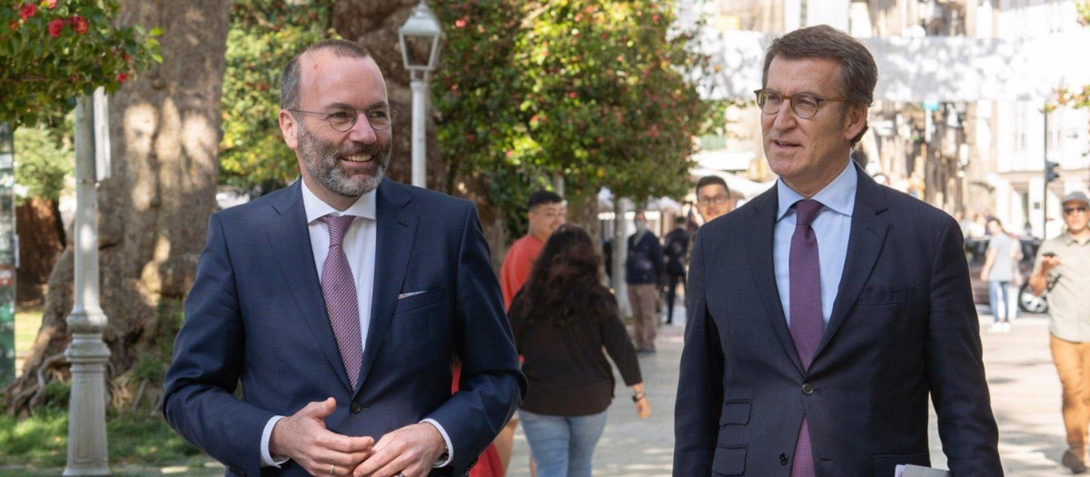 Manfred Weber y Alberto Núñez Feijóo en Santiago de Compostela
El líder del PP, Alberto Núñez Feijóo, asistirá este martes al 27 Congreso del Partido Popular Europeo (PPE) que se celebra en Rotterdam, en el que se elegirá presidente de esta familia política europea al alemán Manfred Weber, en sustitución del polaco Donald Tusk. La nueva dirección contará en su equipo con el eurodiputado valenciano Esteban González Pons, que ocupará una Vicepresidencia, pero esta incorporación conlleva la salida del navarro Antonio López-Istúriz de la Secretaría General del PP, un puesto en el que lleva 20 años.

EUROPA ESPAÑA POLÍTICA
PP