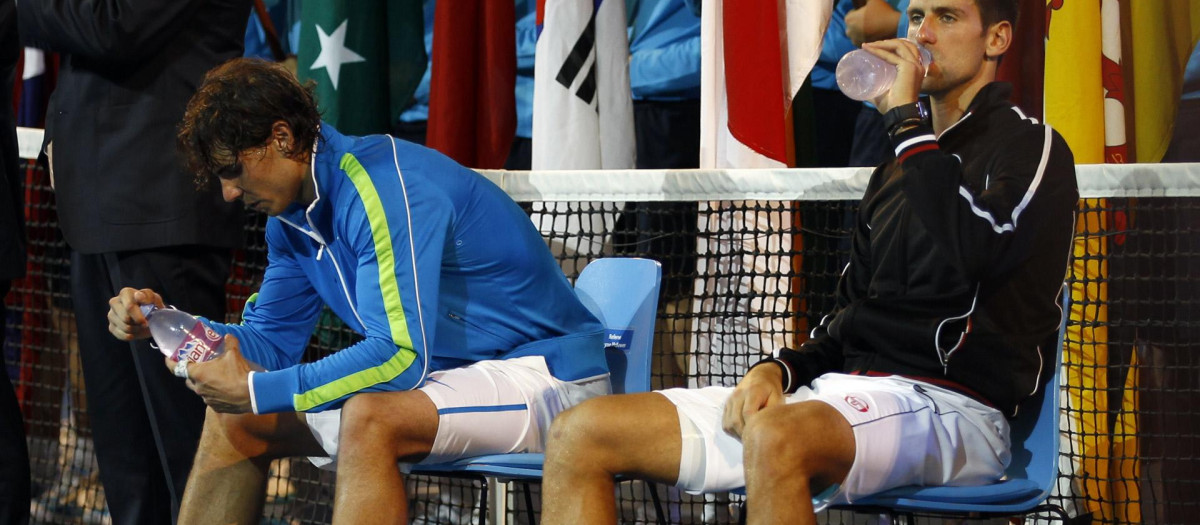 Nadal y Djokovic antes de la ceremonia de premios en el Open de Australia de 2012