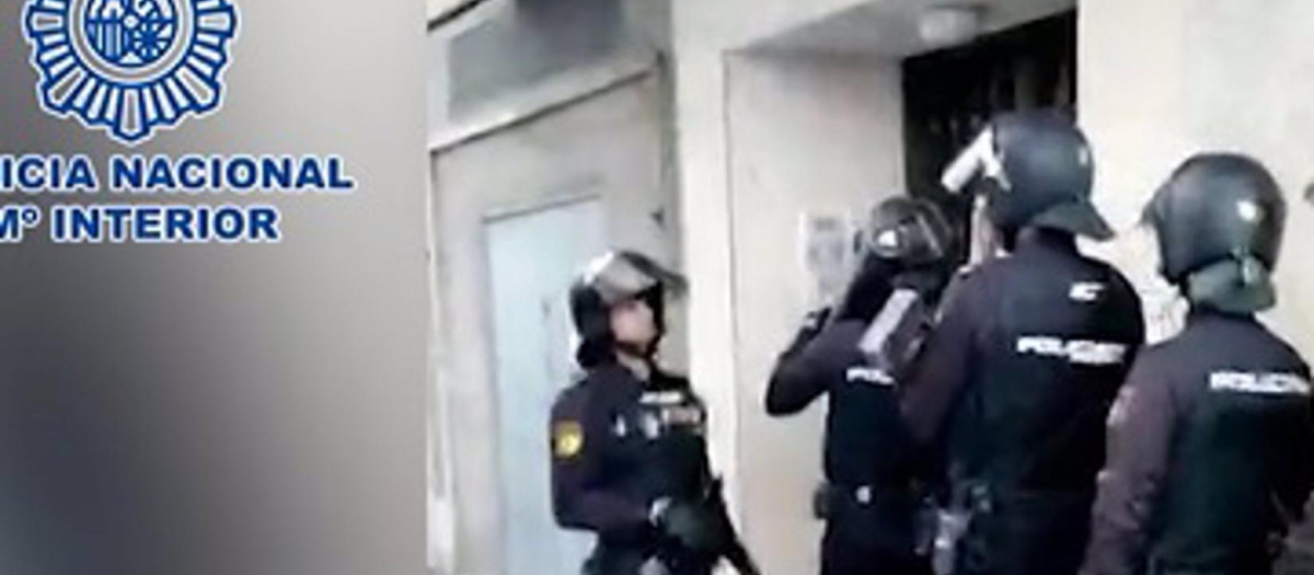 31/05/2022 Sucesos.- Detenidos cinco pandilleros por dar una paliza a un joven en un bar de Tetuán por querer dejar la banda.

Agentes de la Policía Nacional han detenido a seis personas de la banda latina de Los Trinitarios como presuntas responsables de la agresión a un joven en un local de ocio nocturno de la capital madrileña el pasado mes de abril, ha informado este martes la Jefatura Superior de la Policía de Madrid.

ESPAÑA EUROPA MADRID SOCIEDAD
POLICÍA NACIONAL