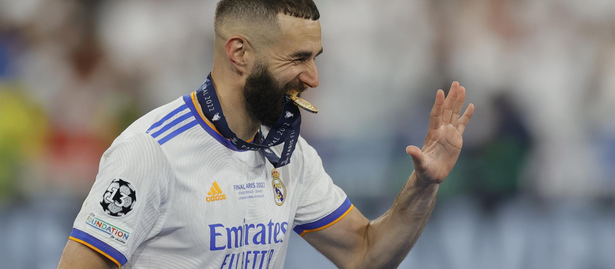 Benzema celebra sobre el césped la Champions League
