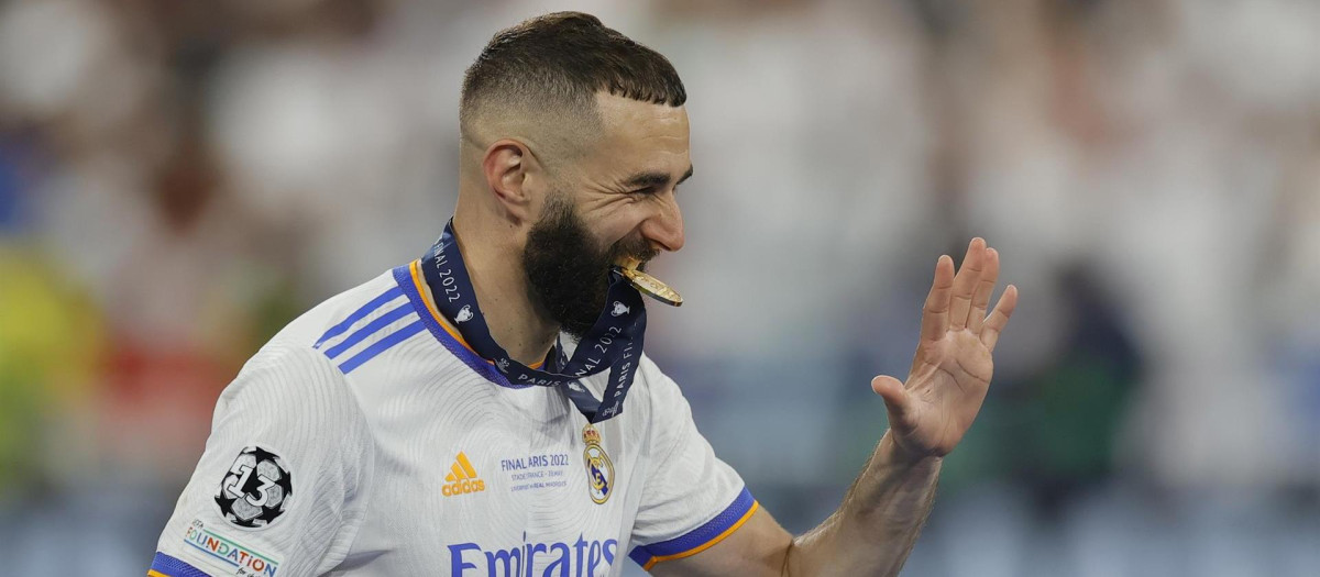 Benzema celebra sobre el césped la Champions League
