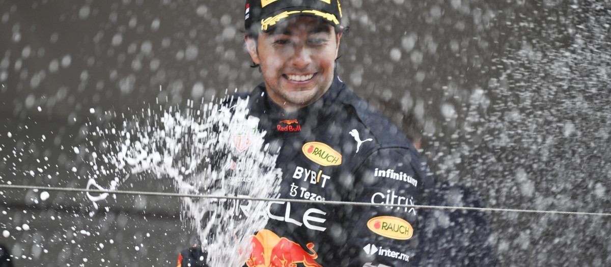 Checo Pérez celebrando su victoria en el Gran Premio de Mónaco