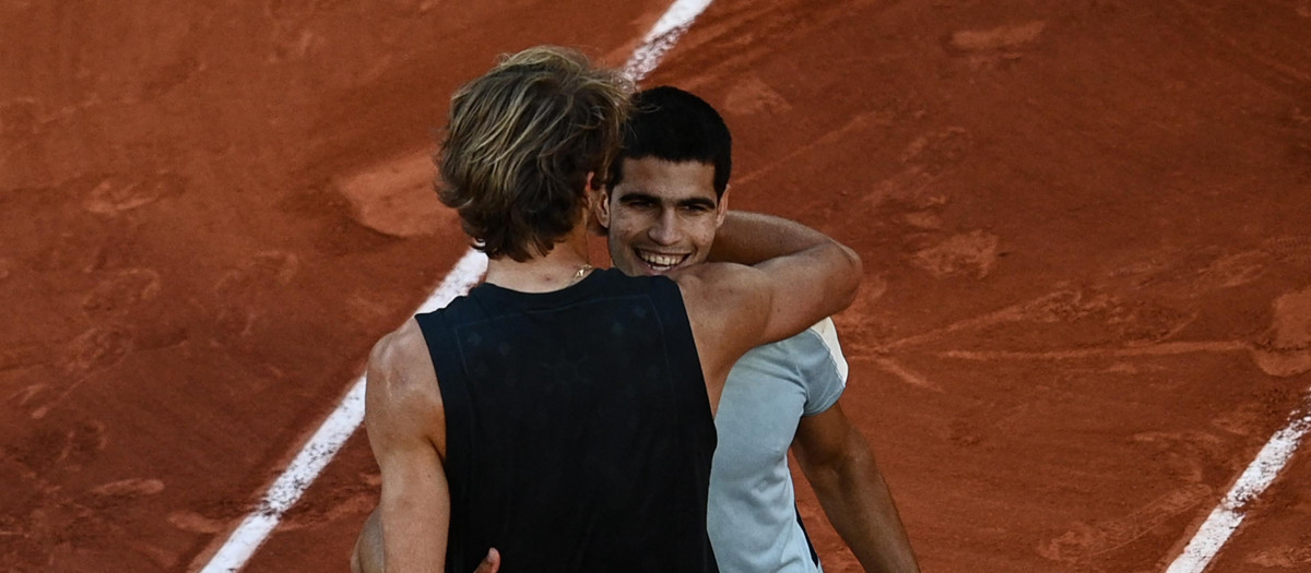 Zverev y Alcaraz se abrazan tras la victoria del primero