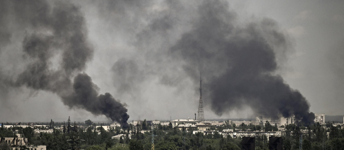 Columnas de humo en la ciudad de Severodonetsk tras los últimos bombardeos rusos